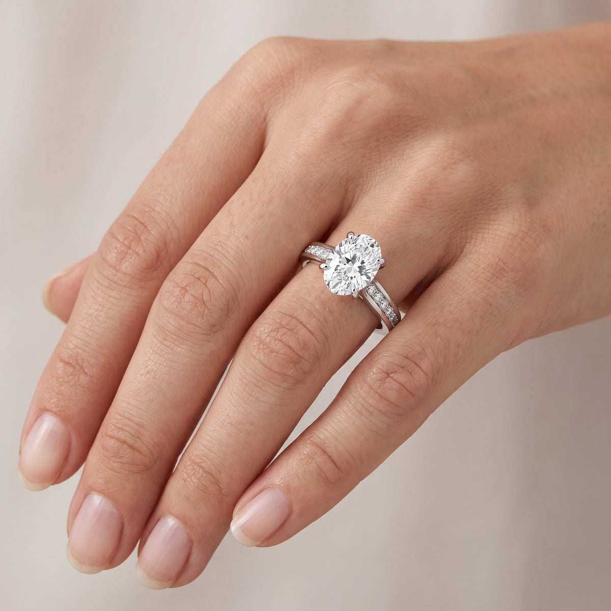 _lifestyle_image@SKU:R0323-NADO02000004W #metal_14k-white-gold+origin_lab-grown+quality_ef-vs2+