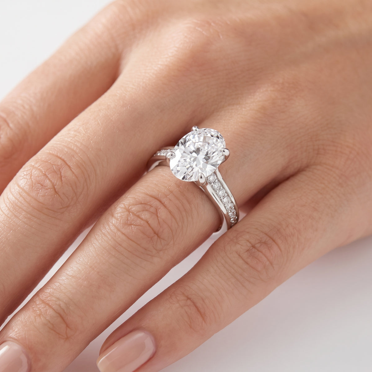 _lifestyle_image@SKU:R0323-NADO03000004W #metal_14k-white-gold+origin_lab-grown+quality_ef-vs2+