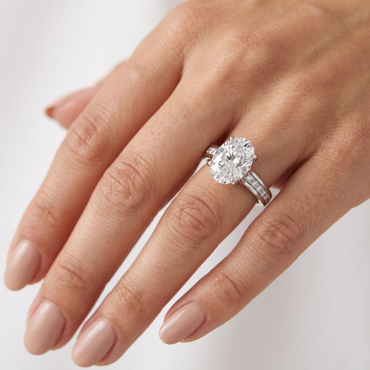 _lifestyle_image@SKU:R0323-NADO0300000PL #metal_platinum+origin_lab-grown+quality_ef-vs2+