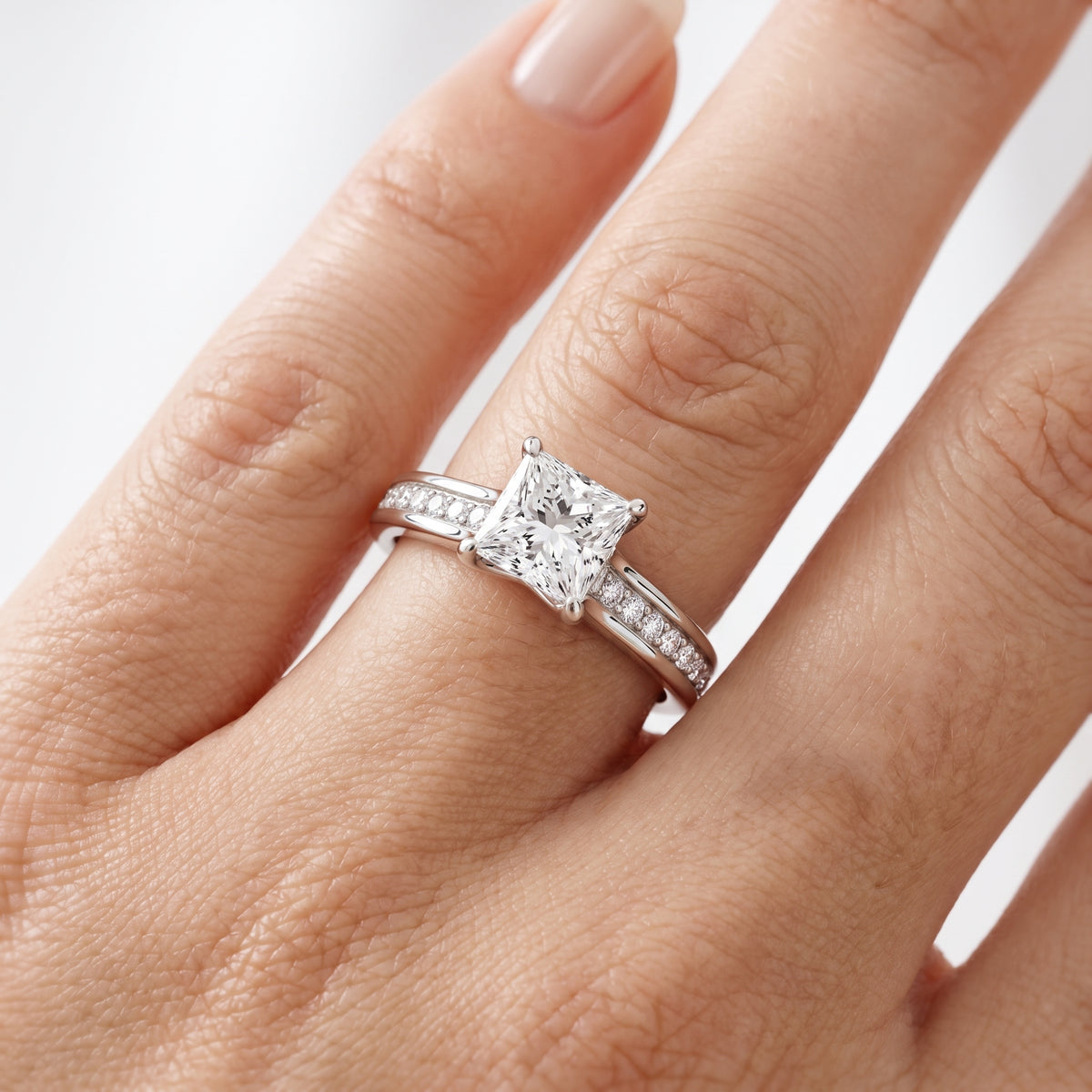 _lifestyle_image@SKU:R0323-NADP0100000PL #metal_platinum+origin_lab-grown+quality_ef-vs2+