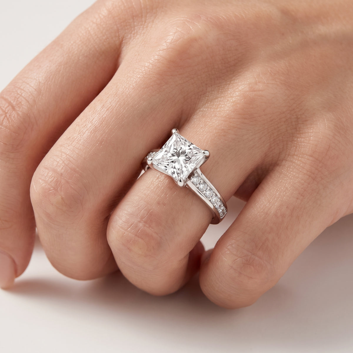_lifestyle_image@SKU:R0323-NADP0200000PL #metal_platinum+origin_lab-grown+quality_ef-vs2+