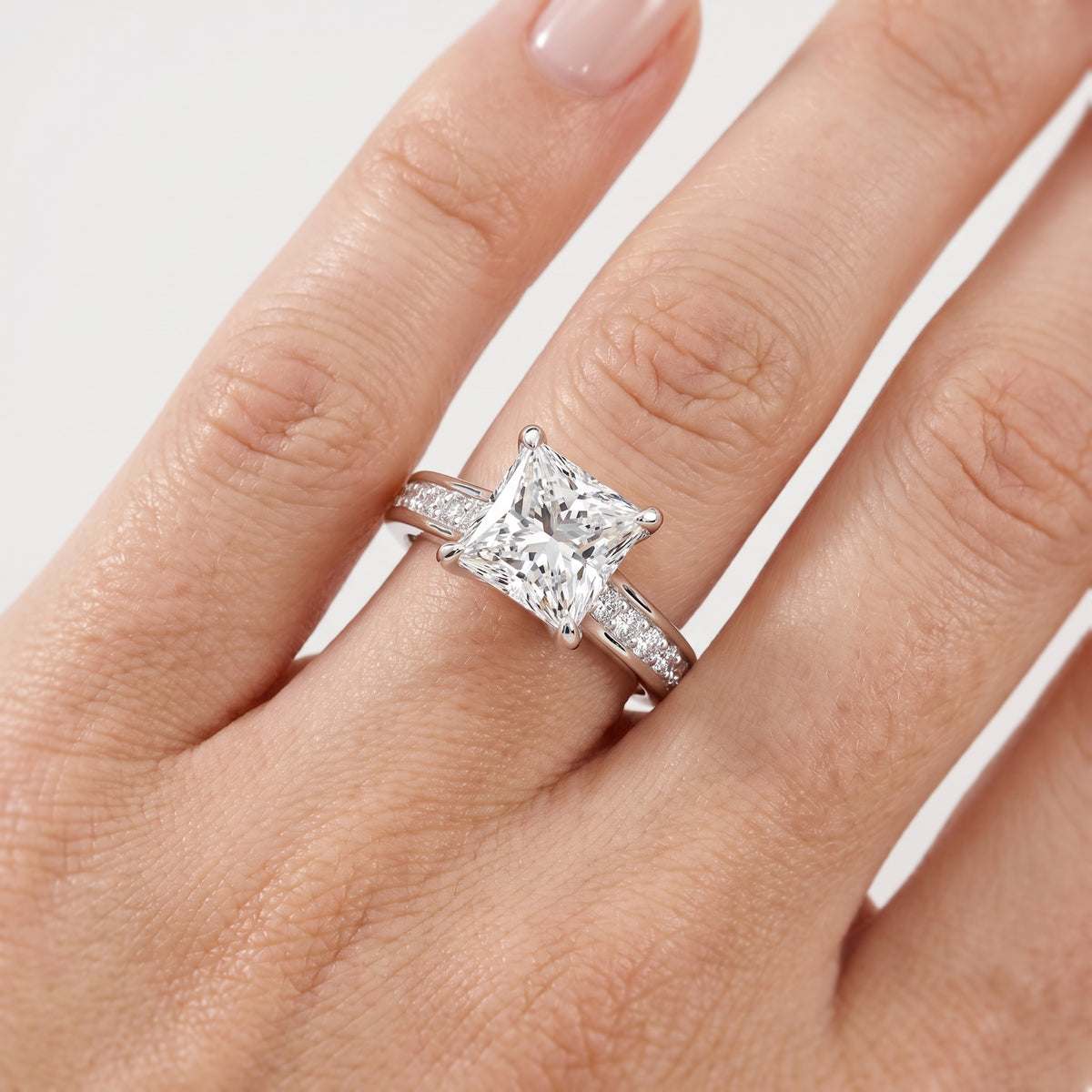 _lifestyle_image@SKU:R0323-NADP0300000PL #metal_platinum+origin_lab-grown+quality_ef-vs2+
