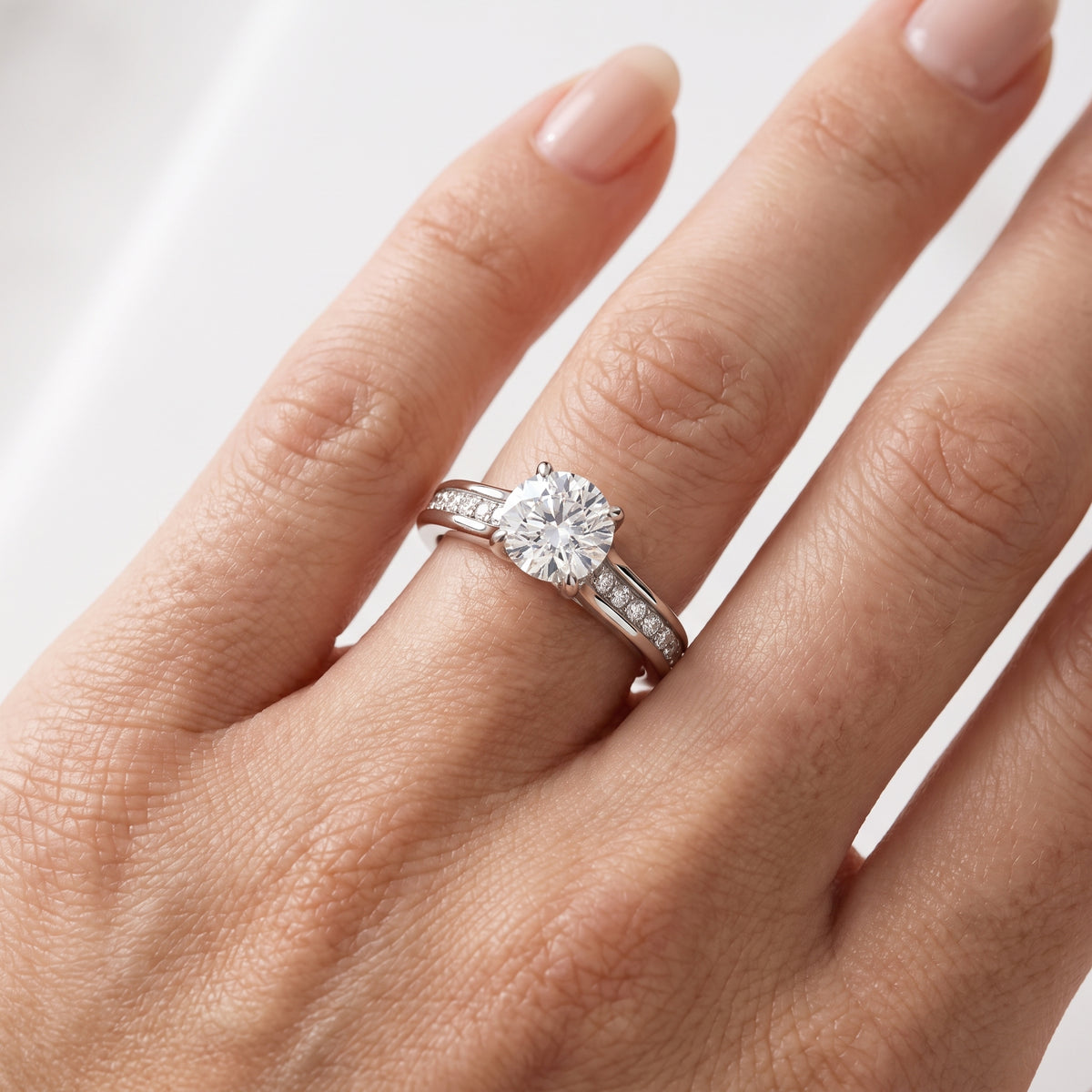 _lifestyle_image@SKU:R0323-NADR0100000PL #metal_platinum+origin_lab-grown+quality_ef-vs2+