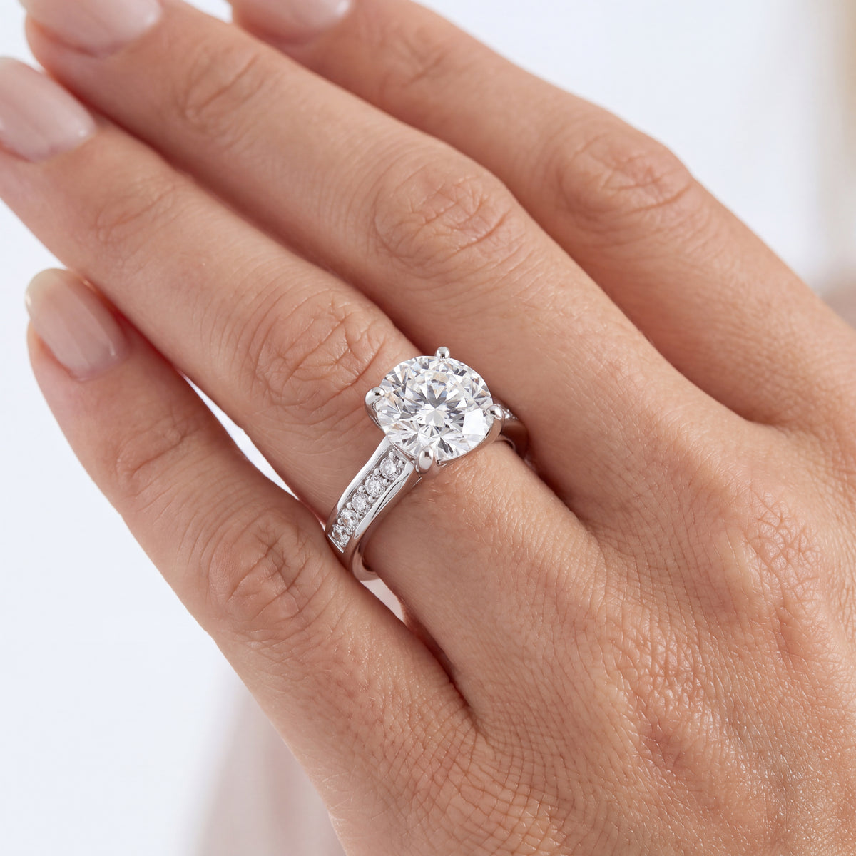 _lifestyle_image@SKU:R0323-NADR02000004W #metal_14k-white-gold+origin_lab-grown+quality_ef-vs2+