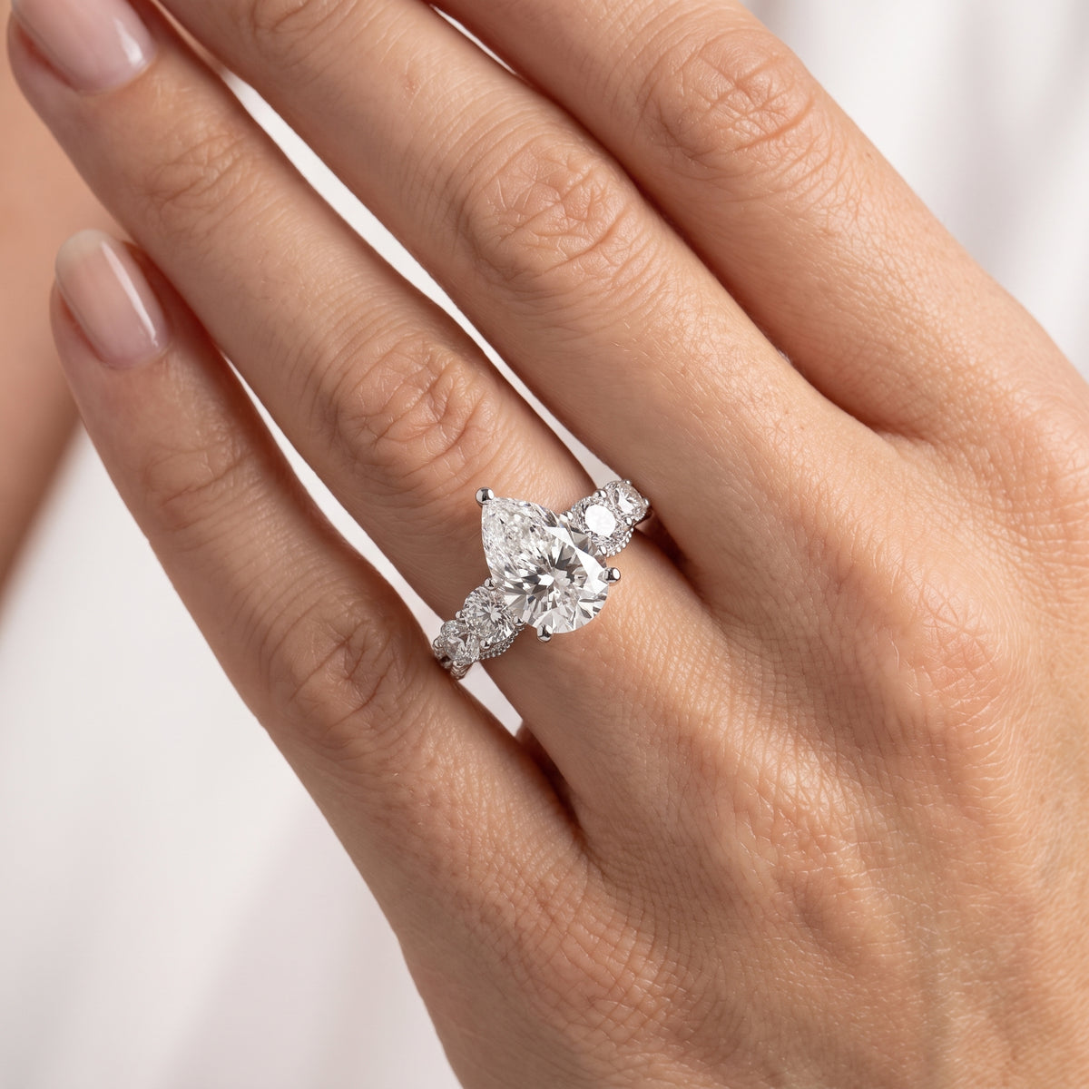 _lifestyle_image@SKU:R0324-NADD02000004W #metal_14k-white-gold+origin_lab-grown+quality_ef-vs2+