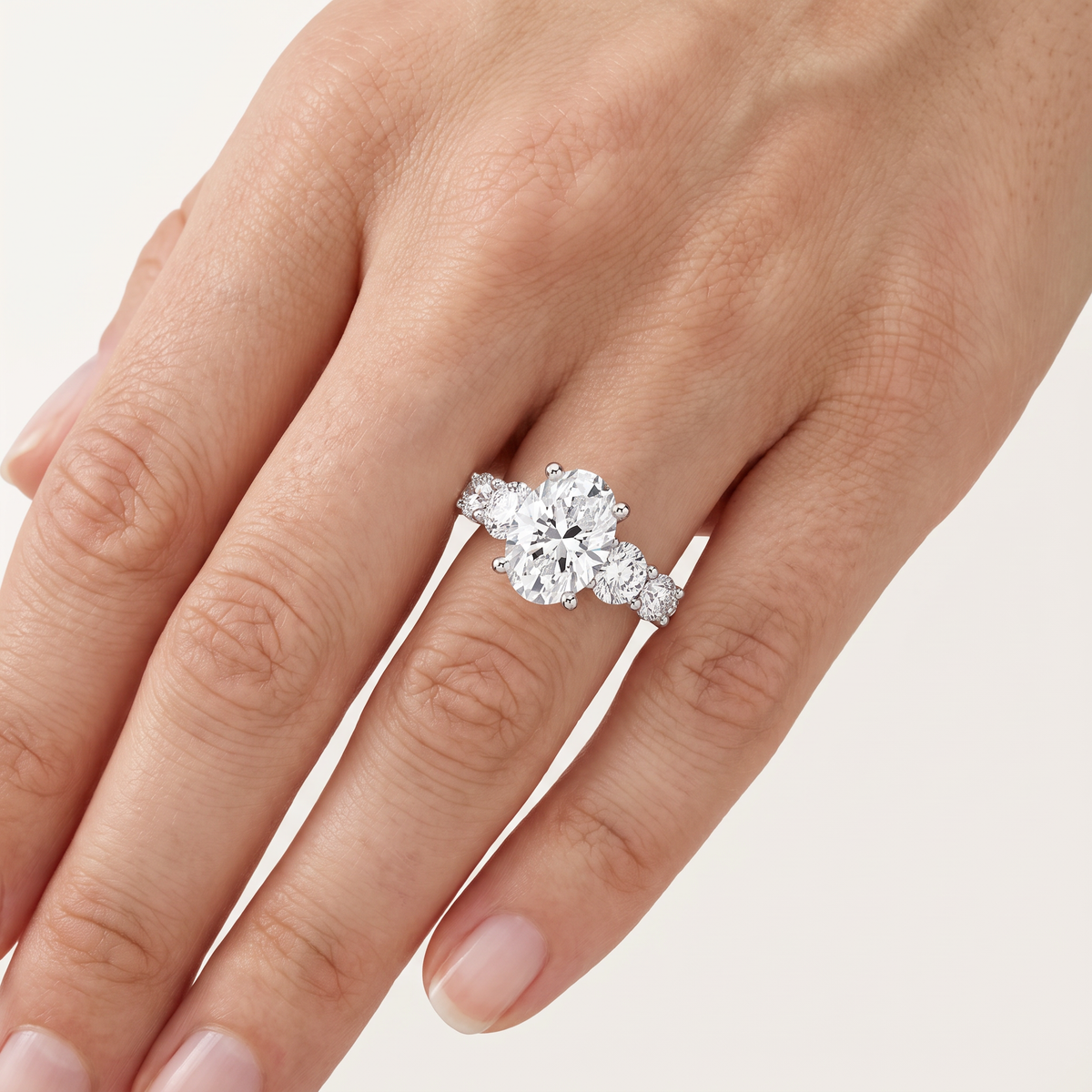 _lifestyle_image@SKU:R0324-NADO02000004W #metal_14k-white-gold+origin_lab-grown+quality_ef-vs2+