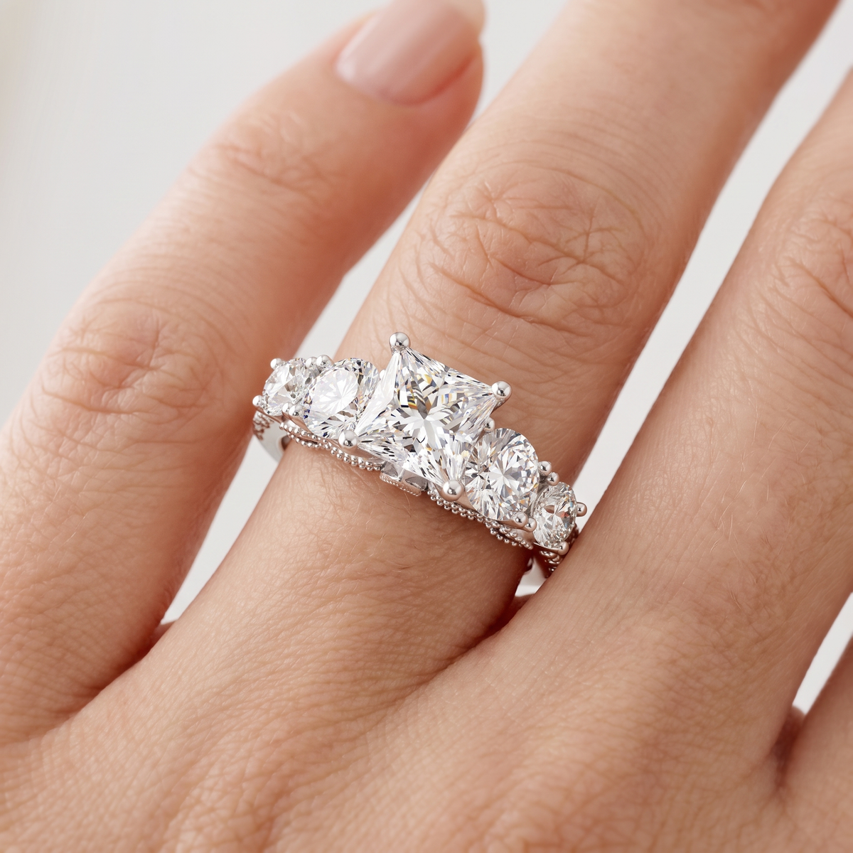 _lifestyle_image@SKU:R0324-NADP0100000PL #metal_platinum+origin_lab-grown+quality_ef-vs2+