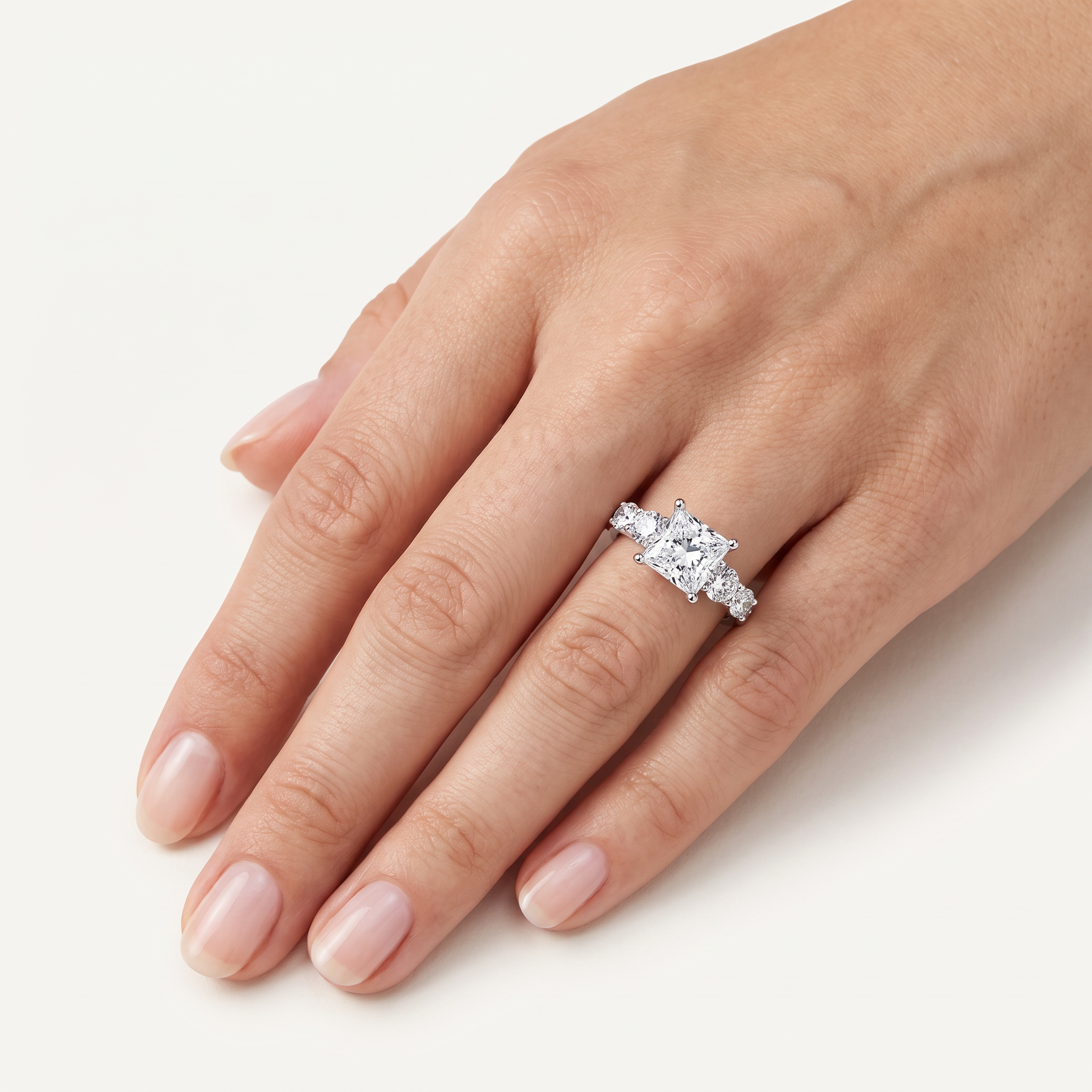 _lifestyle_image@SKU:R0324-NADP0200000PL #metal_platinum+origin_lab-grown+quality_ef-vs2+