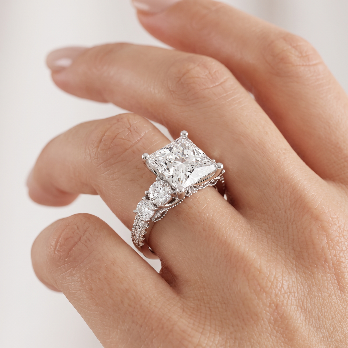 _lifestyle_image@SKU:R0324-NADP0400000PL #metal_platinum+origin_lab-grown+quality_ef-vs2+
