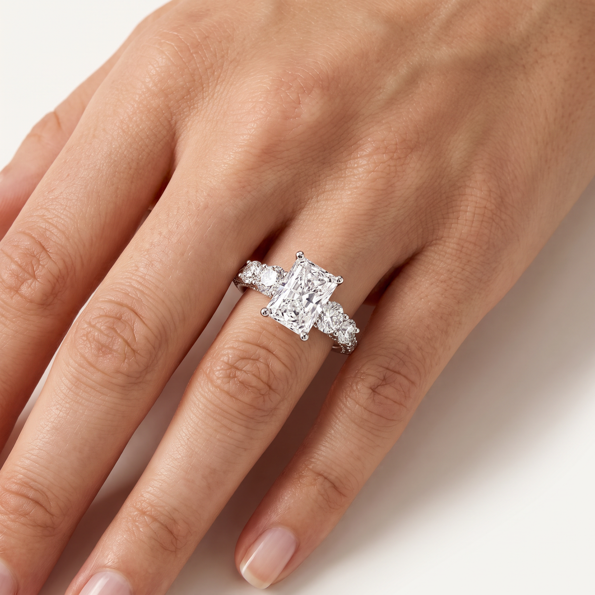 _lifestyle_image@SKU:R0324-LADT02000004W #metal_10k-white-gold+origin_lab-grown+quality_g-si