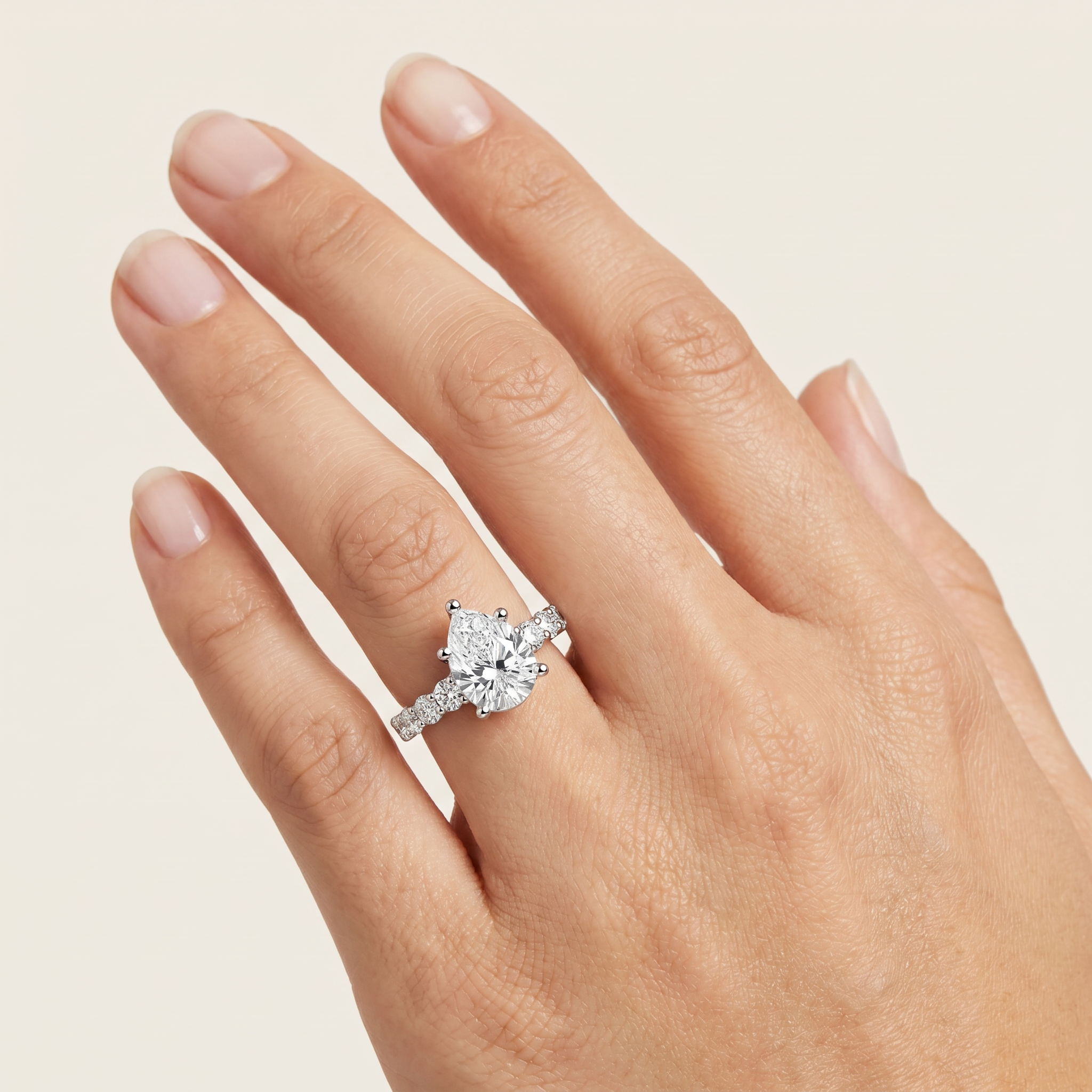 _lifestyle_image@SKU:R0327-LADD02000004W #metal_10k-white-gold+origin_lab-grown+quality_g-si