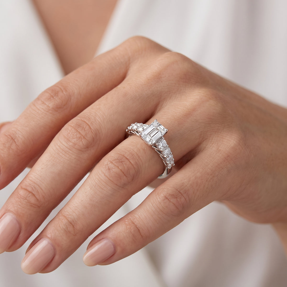 _lifestyle_image@SKU:R0327-LADE01000004W #metal_10k-white-gold+origin_lab-grown+quality_g-si