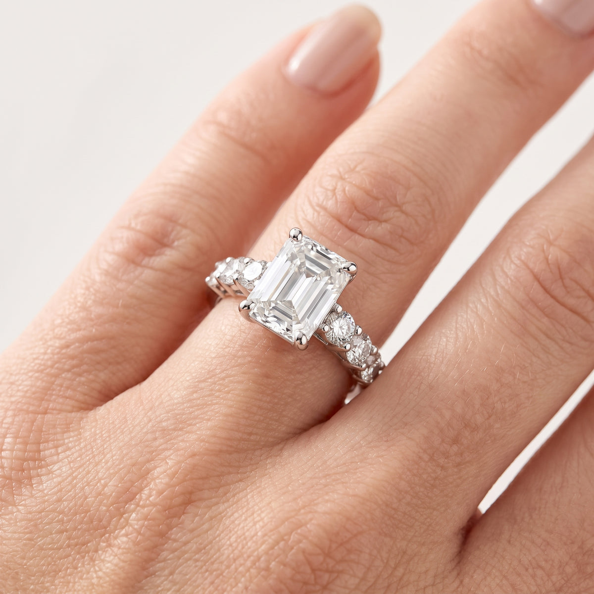 _lifestyle_image@SKU:R0327-LADE03000004W #metal_10k-white-gold+origin_lab-grown+quality_g-si