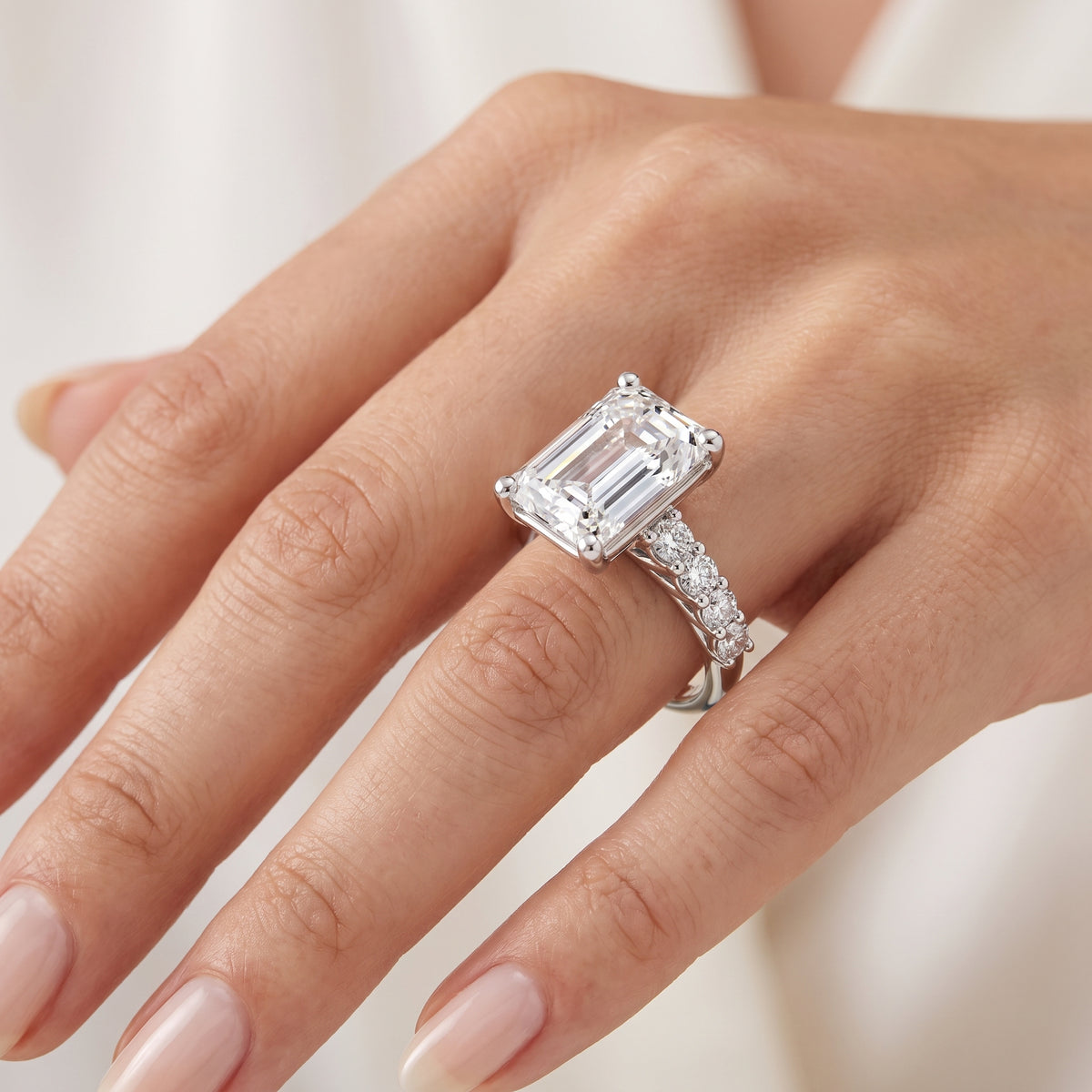 _lifestyle_image@SKU:R0327-LADE04000004W #metal_10k-white-gold+origin_lab-grown+quality_g-si