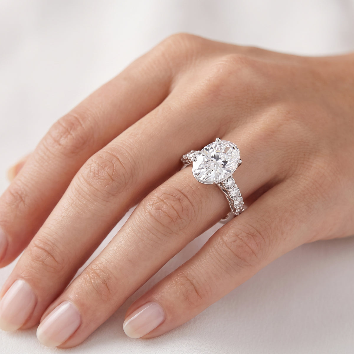 _lifestyle_image@SKU:R0327-LADO03000004W #metal_10k-white-gold+origin_lab-grown+quality_g-si