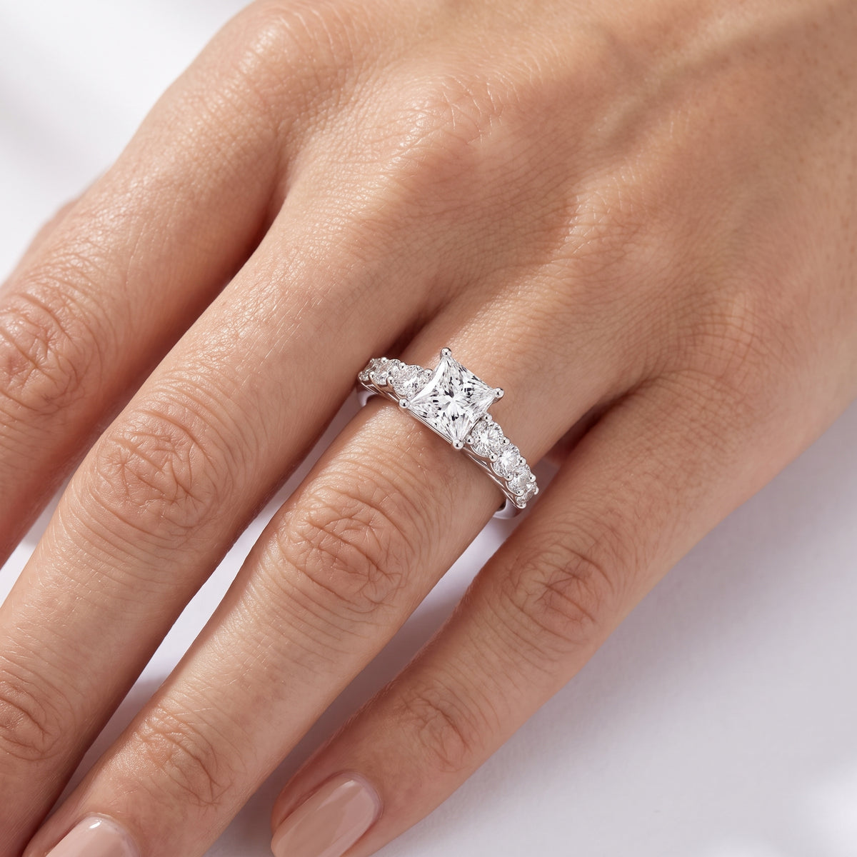 _lifestyle_image@SKU:R0327-LADP01000004W #metal_10k-white-gold+origin_lab-grown+quality_g-si