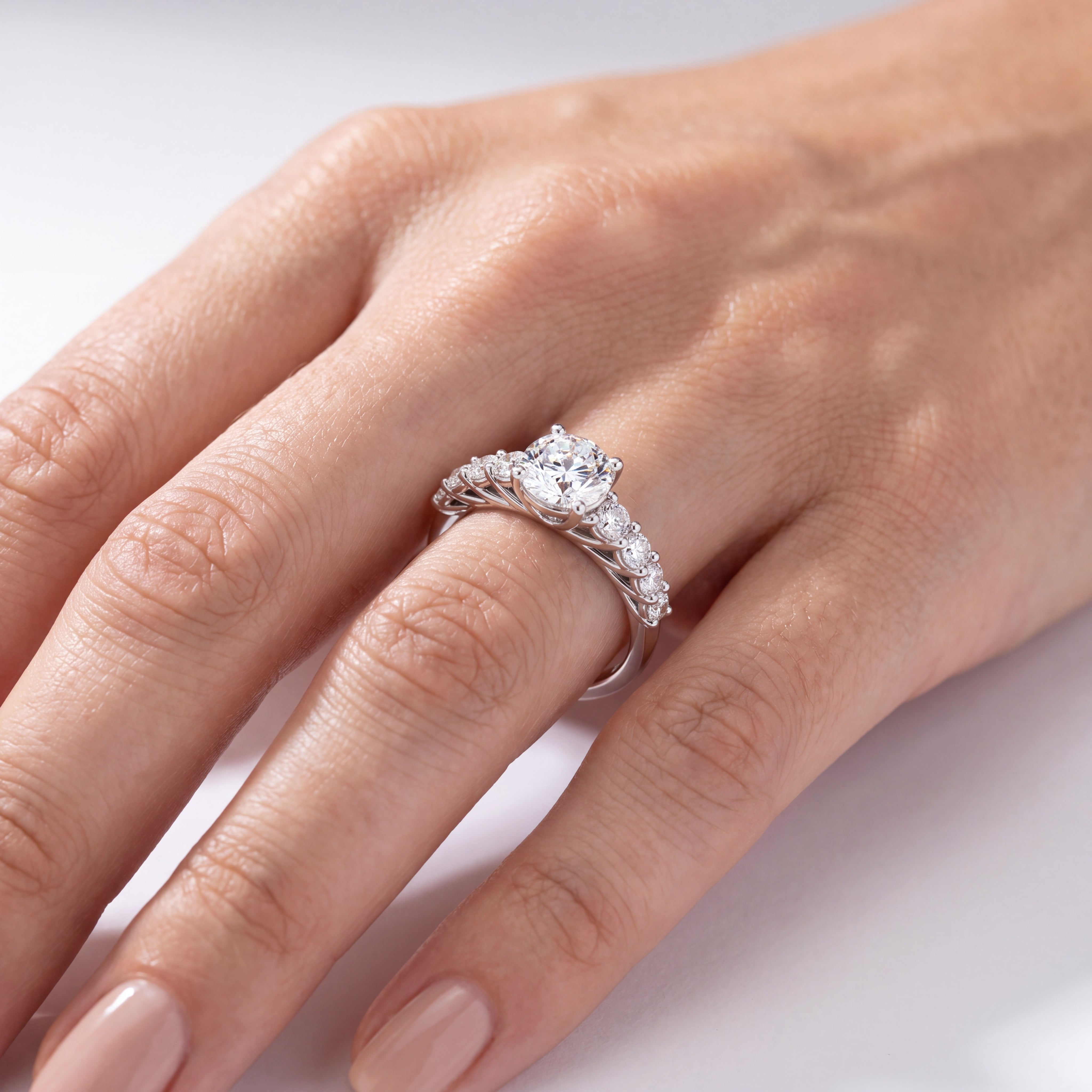 _lifestyle_image@SKU:R0327-LADR01000004W #metal_10k-white-gold+origin_lab-grown+quality_g-si