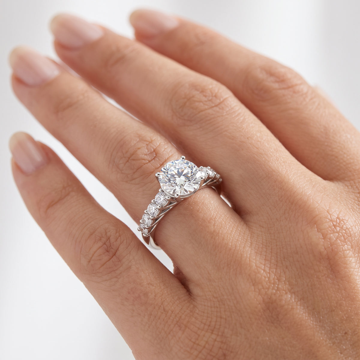 _lifestyle_image@SKU:R0327-LADR02000004W #metal_10k-white-gold+origin_lab-grown+quality_g-si