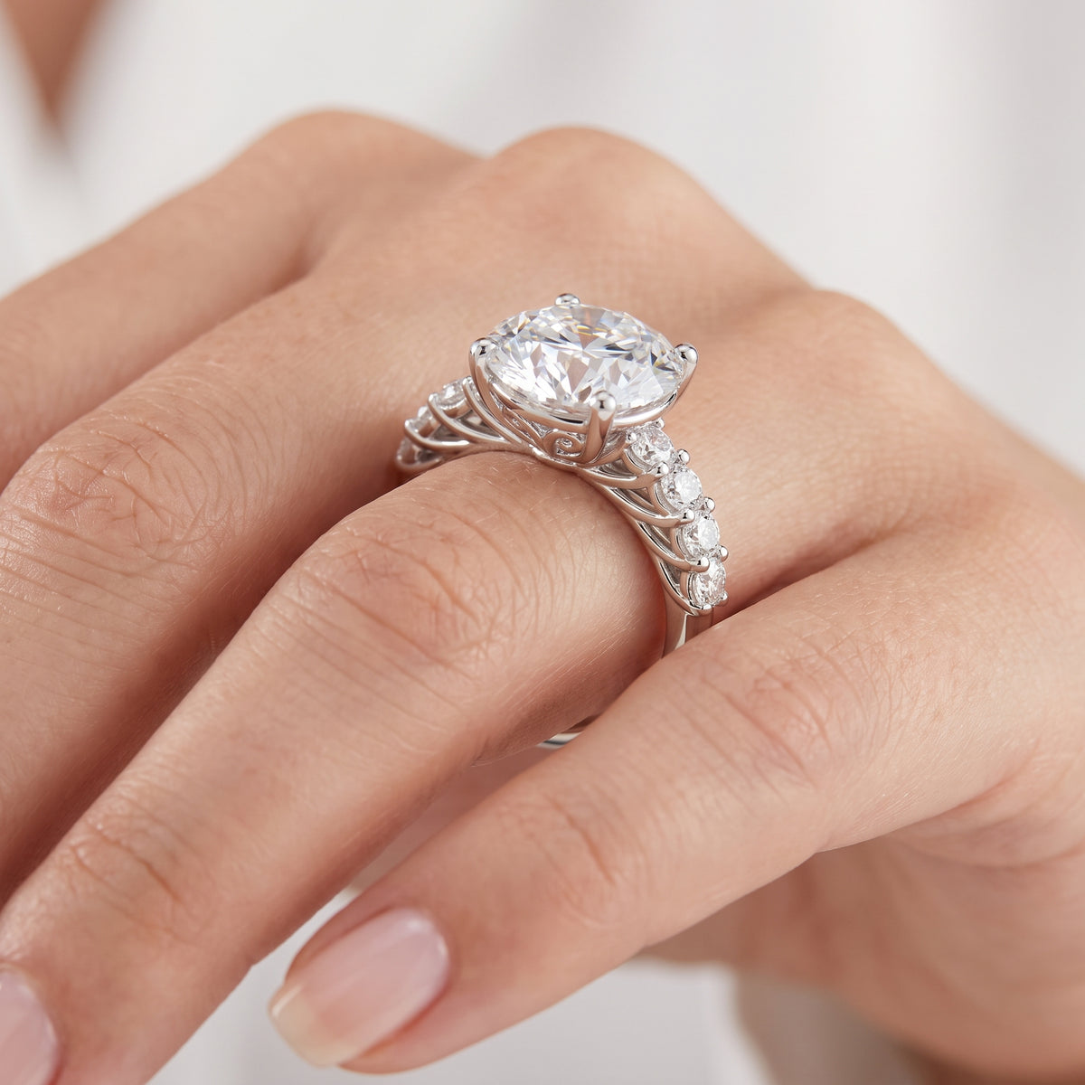 _lifestyle_image@SKU:R0327-LADR04000004W #metal_10k-white-gold+origin_lab-grown+quality_g-si