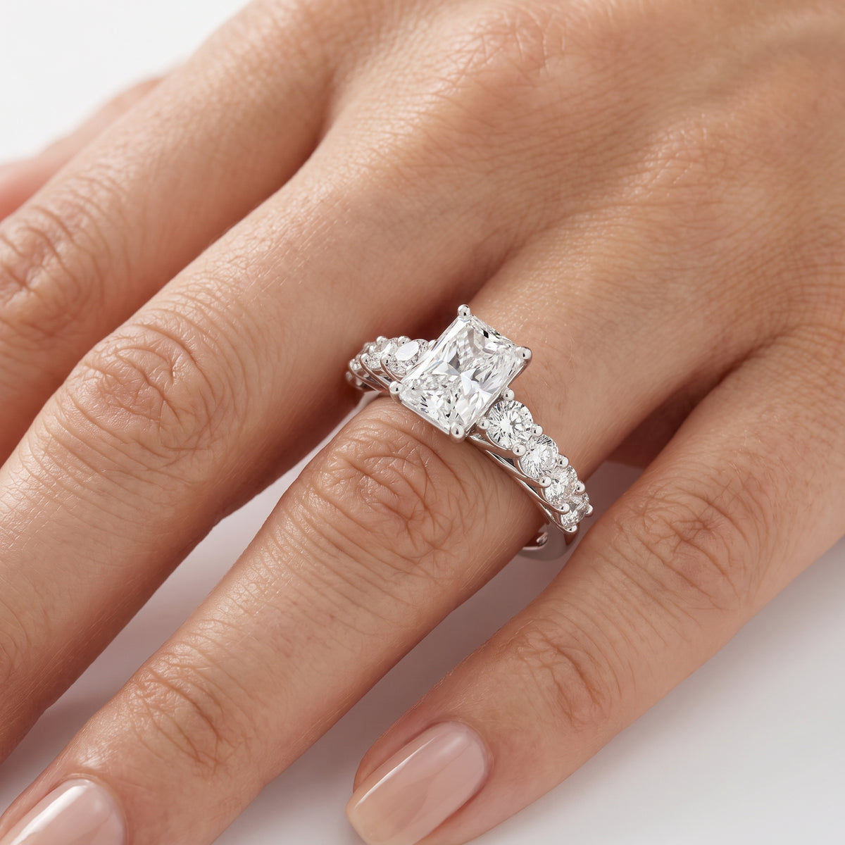 _lifestyle_image@SKU:R0327-LADT01000004W #metal_10k-white-gold+origin_lab-grown+quality_g-si