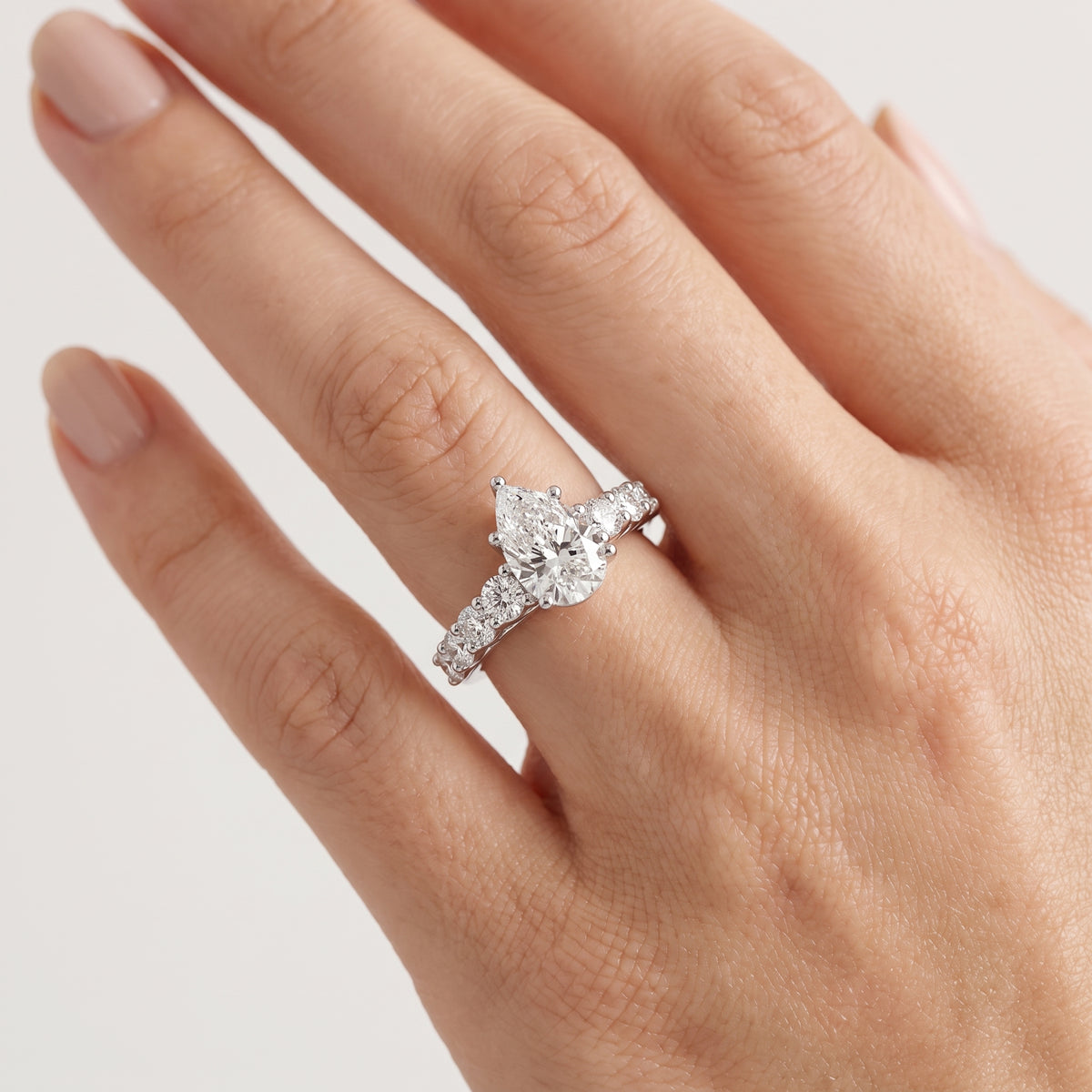 _lifestyle_image@SKU:R0327-NADD0100000PL #metal_platinum+origin_lab-grown+quality_ef-vs2+