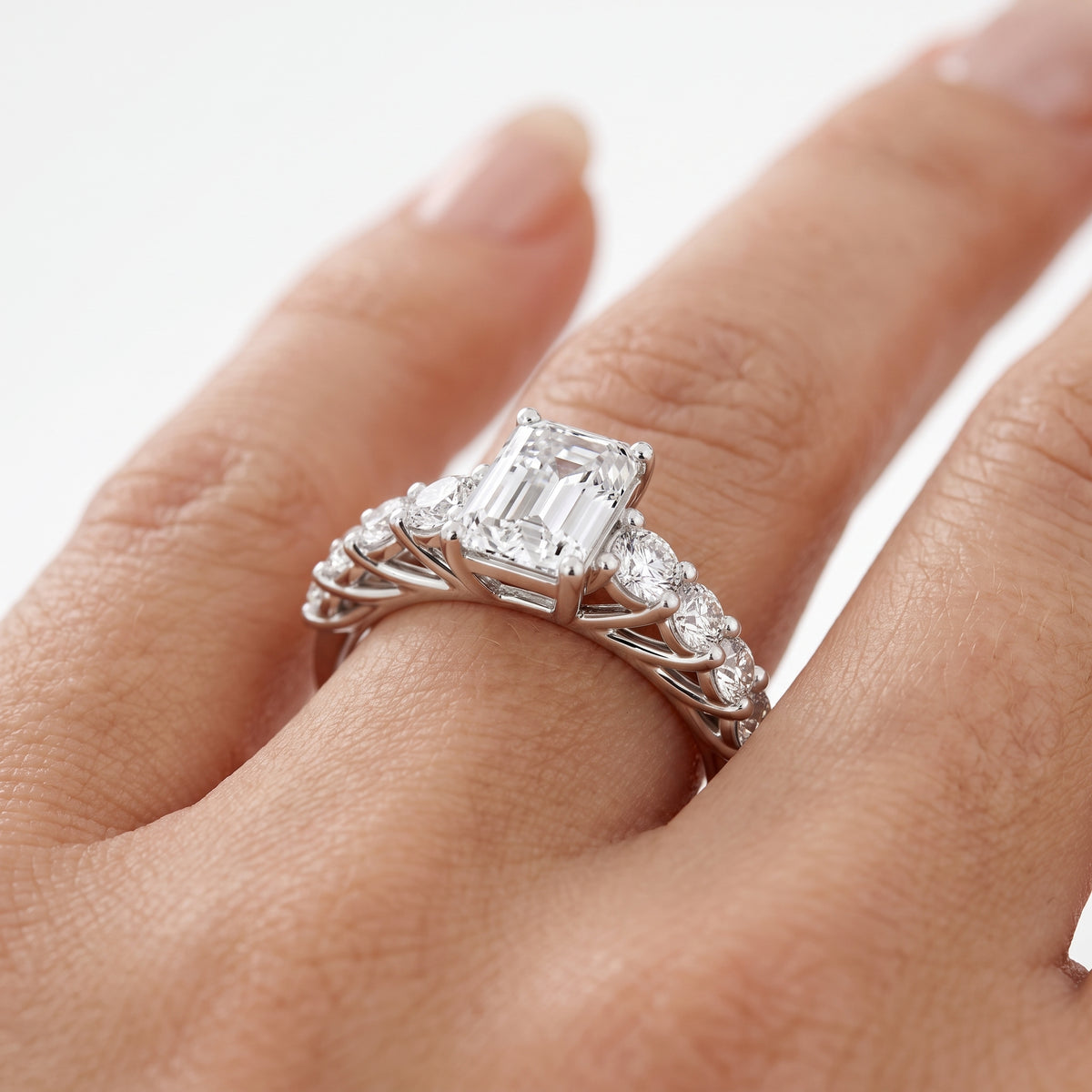 _lifestyle_image@SKU:R0327-NADE01000004W #metal_14k-white-gold+origin_lab-grown+quality_ef-vs2+