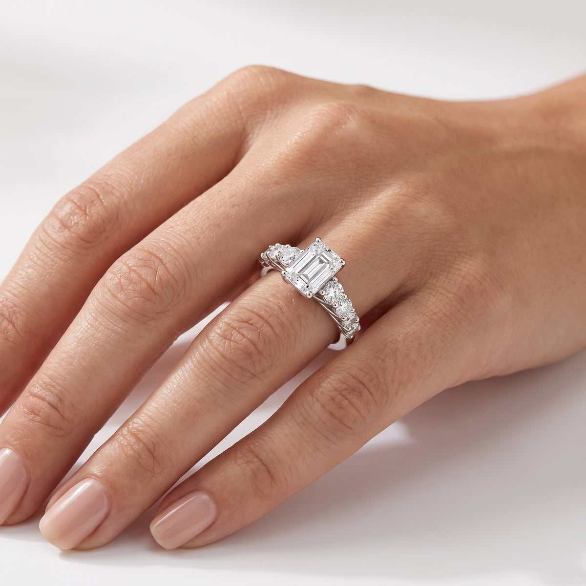 _lifestyle_image@SKU:R0327-NADE0100000PL #metal_platinum+origin_lab-grown+quality_ef-vs2+
