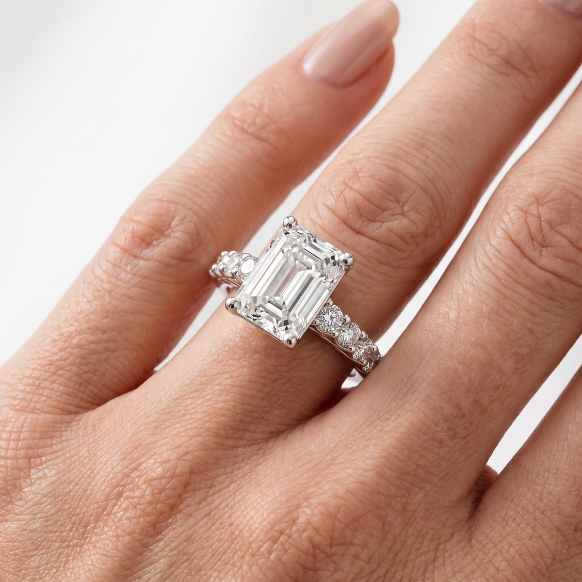 _lifestyle_image@SKU:R0327-NADE03000004W #metal_14k-white-gold+origin_lab-grown+quality_ef-vs2+