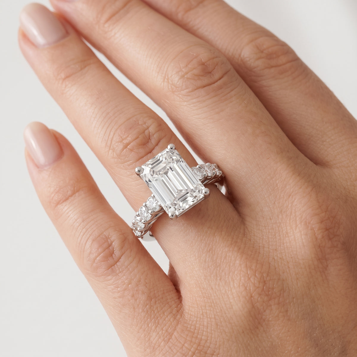 _lifestyle_image@SKU:R0327-NADE0300000PL #metal_platinum+origin_lab-grown+quality_ef-vs2+