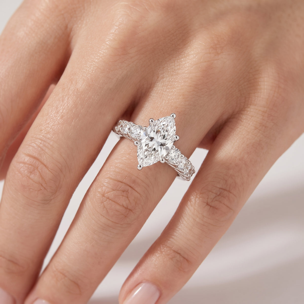 _lifestyle_image@SKU:R0327-NADM02000004W #metal_14k-white-gold+origin_lab-grown+quality_ef-vs2+