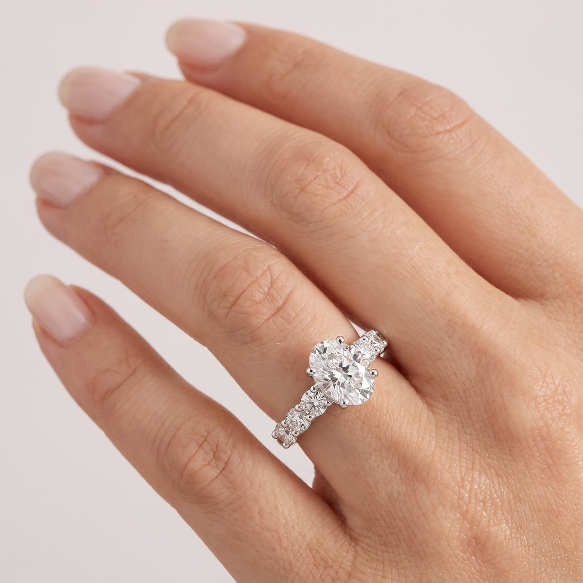 _lifestyle_image@SKU:R0327-NADO0100000PL #metal_platinum+origin_lab-grown+quality_ef-vs2+