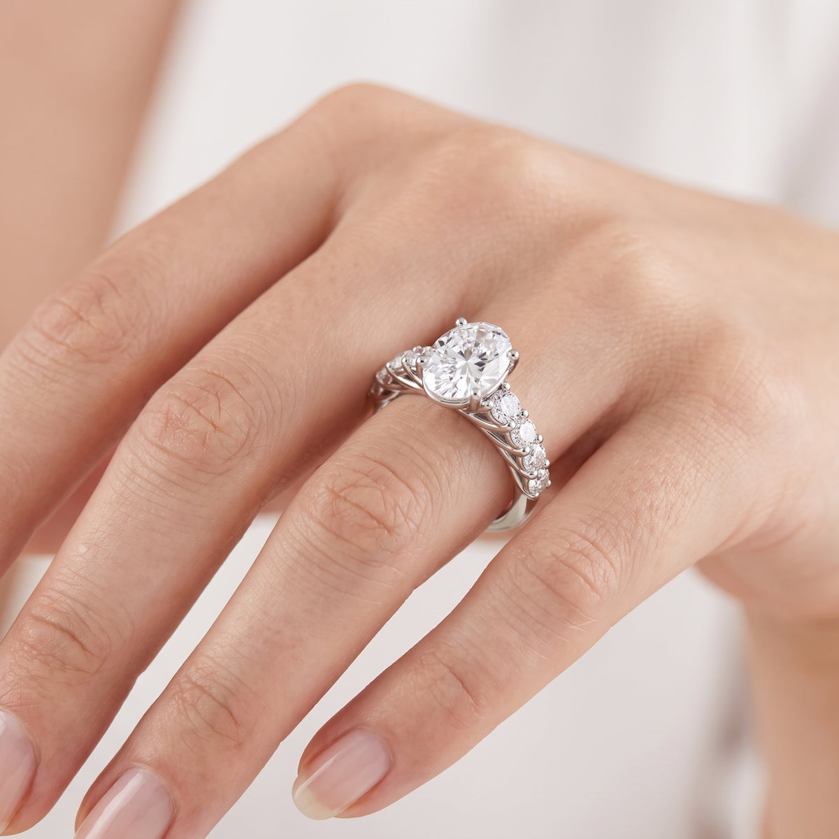 _lifestyle_image@SKU:R0327-NADO0200000PL #metal_platinum+origin_lab-grown+quality_ef-vs2+