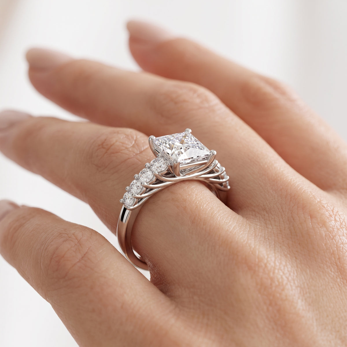 _lifestyle_image@SKU:R0327-NADP0200000PL #metal_platinum+origin_lab-grown+quality_ef-vs2+