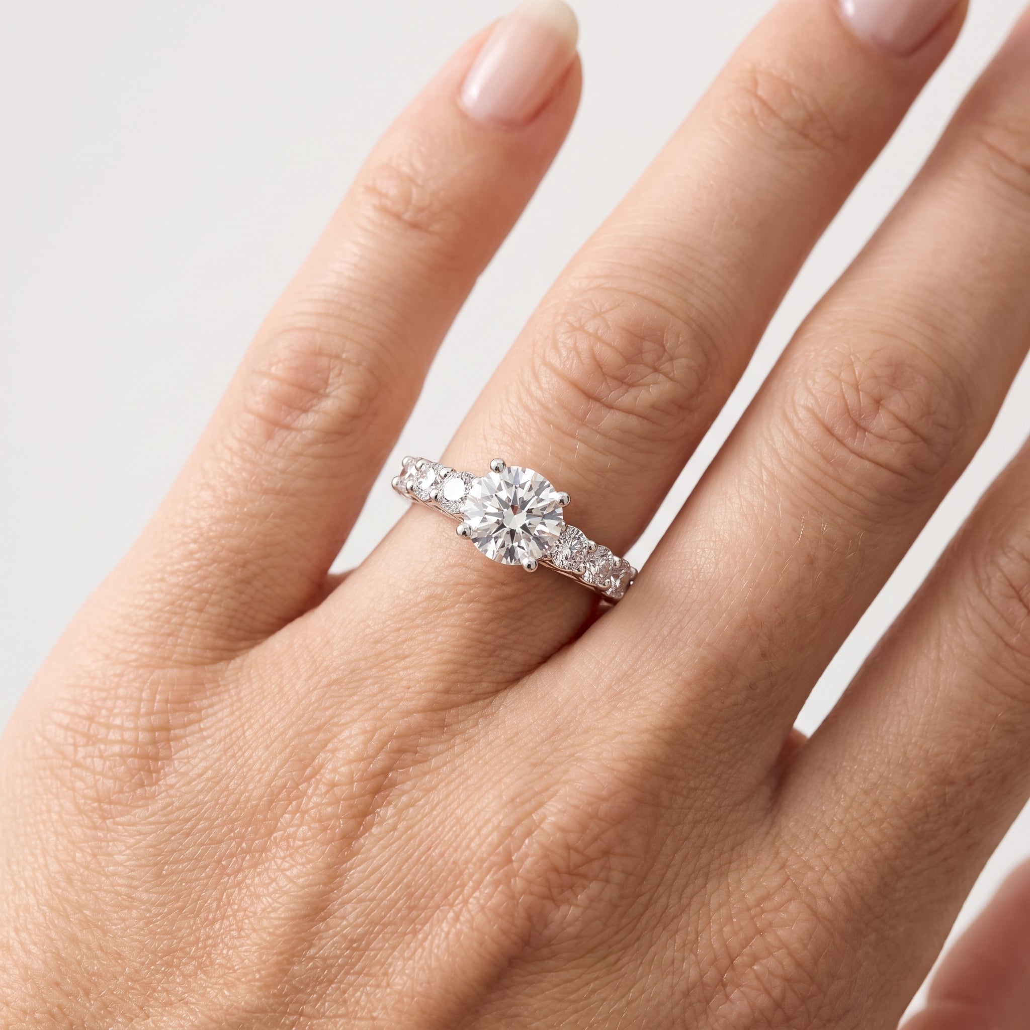 _lifestyle_image@SKU:R0327-NADR0100000PL #metal_platinum+origin_lab-grown+quality_ef-vs2+