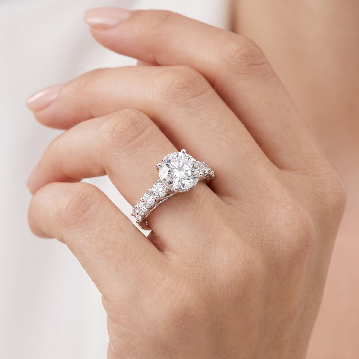 _lifestyle_image@SKU:R0327-NADR0200000PL #metal_platinum+origin_lab-grown+quality_ef-vs2+