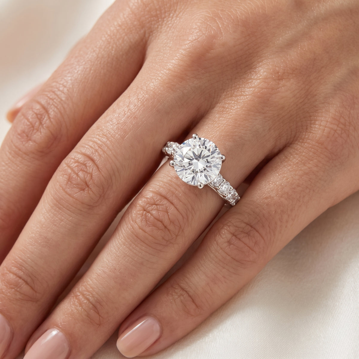 _lifestyle_image@SKU:R0327-NADR03000004W #metal_14k-white-gold+origin_lab-grown+quality_ef-vs2+