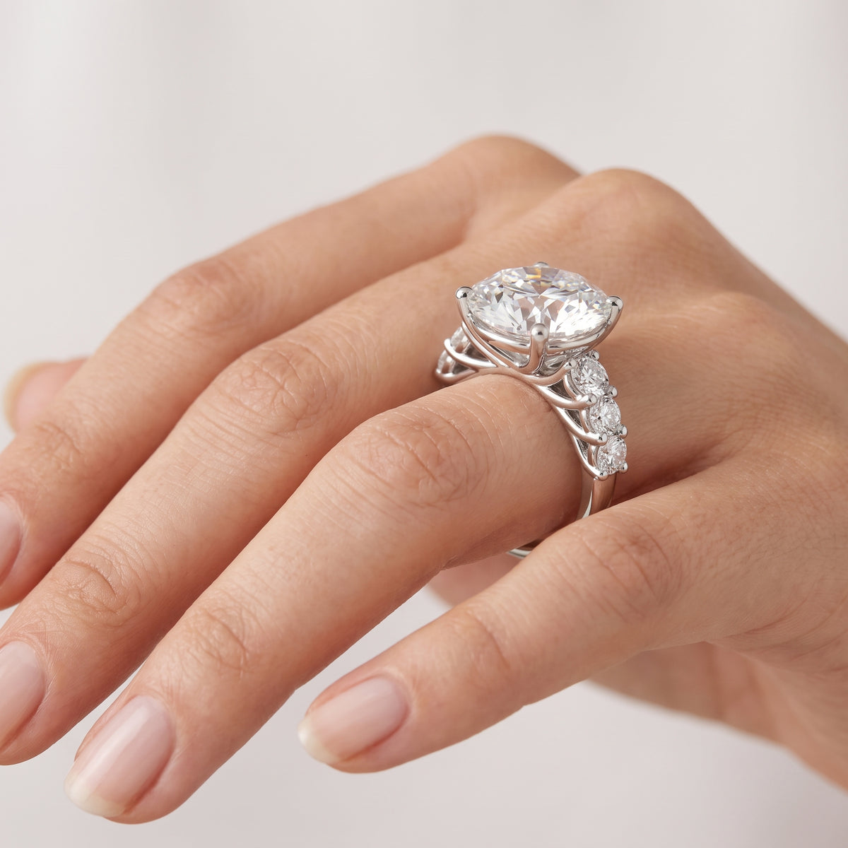 _lifestyle_image@SKU:R0327-NADR0300000PL #metal_platinum+origin_lab-grown+quality_ef-vs2+