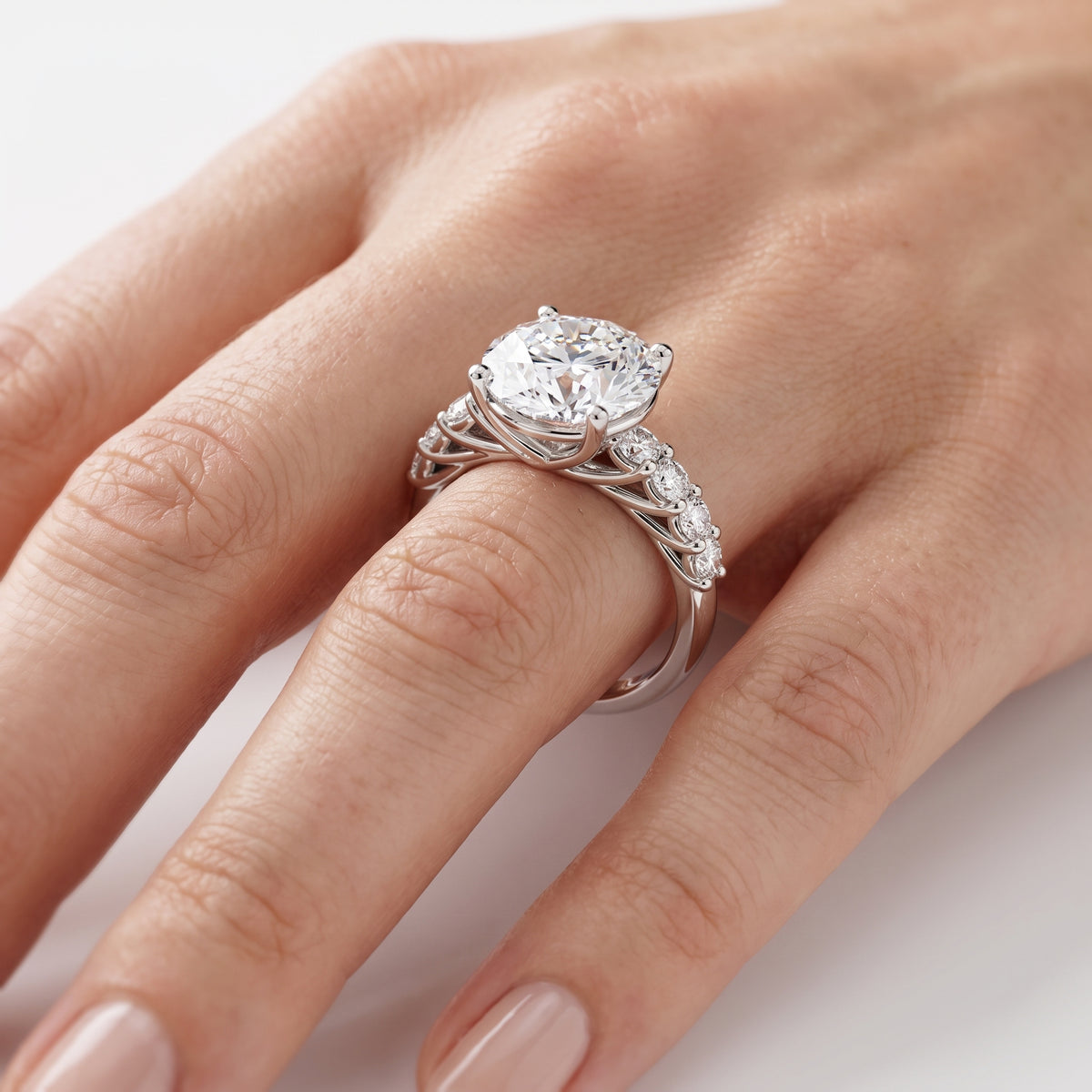_lifestyle_image@SKU:R0327-NADR0400000PL #metal_platinum+origin_lab-grown+quality_ef-vs2+