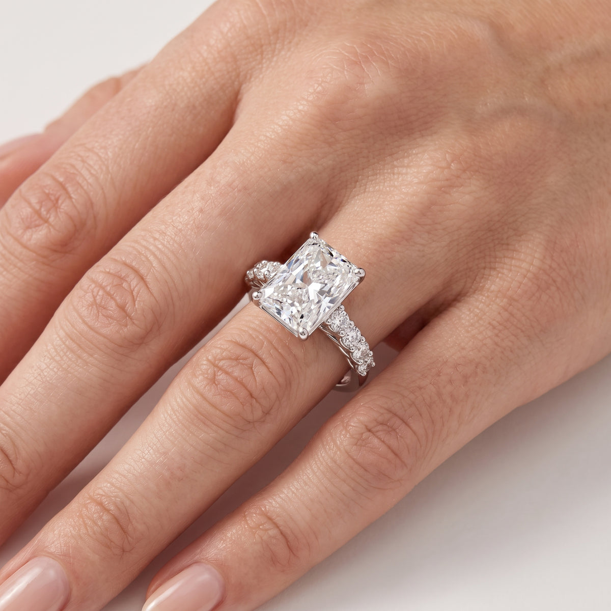 _lifestyle_image@SKU:R0327-NADT0400000PL #metal_platinum+origin_lab-grown+quality_ef-vs2+
