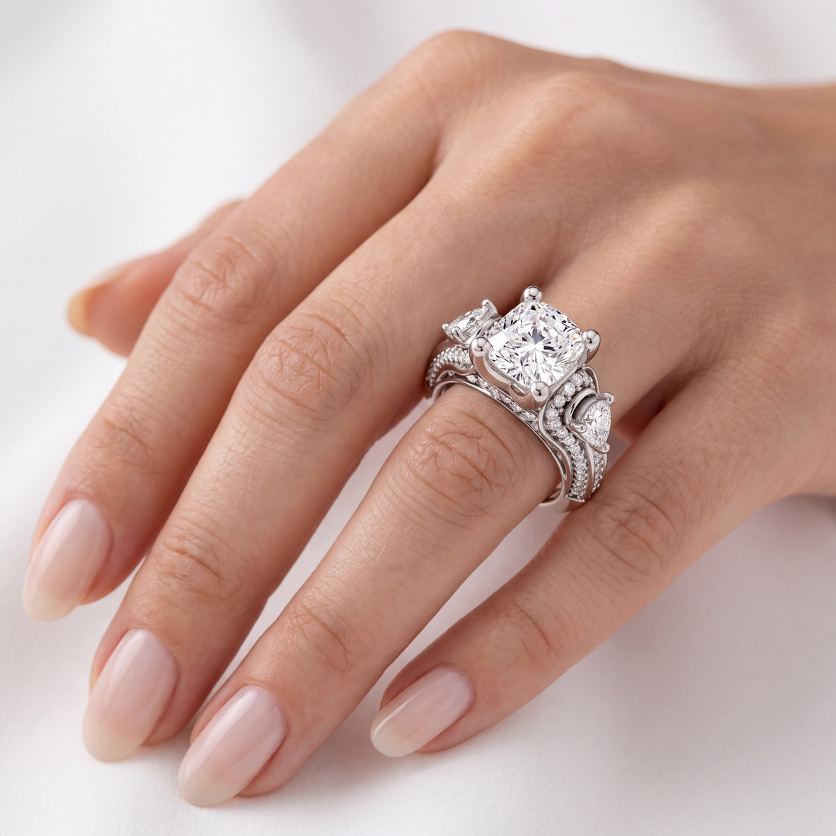 _lifestyle_image@SKU:R0328-LADC01000004W #metal_10k-white-gold+origin_lab-grown+diamond-quality_g-si+