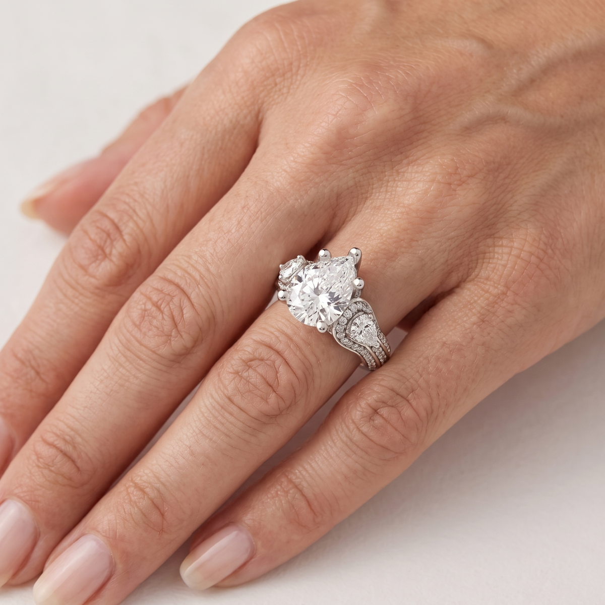 _lifestyle_image@SKU:R0328-LADD02000004W #metal_10k-white-gold+origin_lab-grown+diamond-quality_g-si+