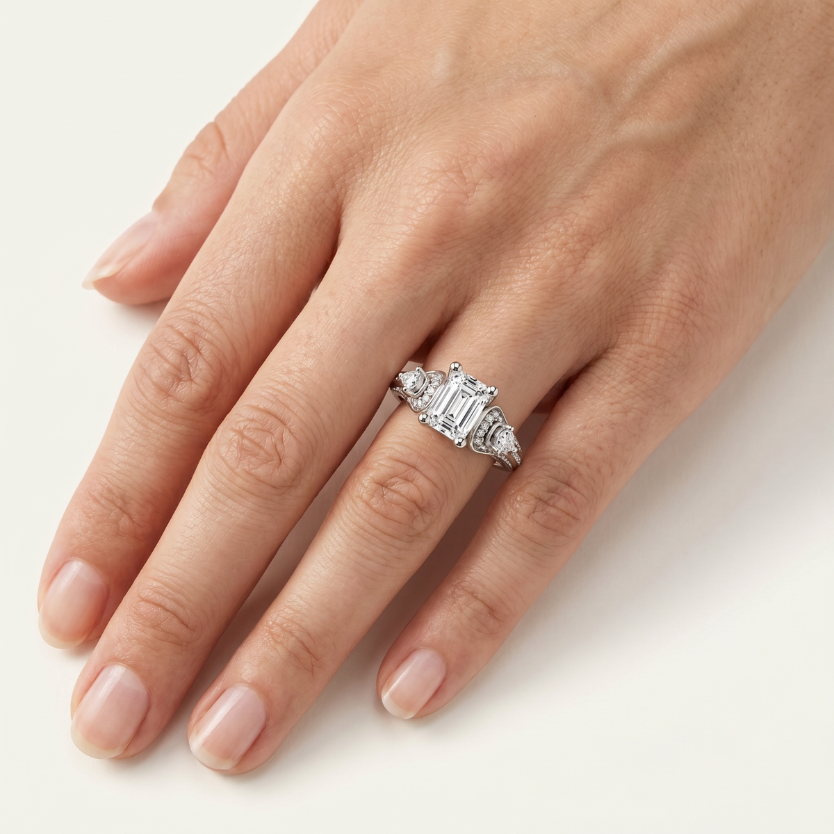 _lifestyle_image@SKU:R0328-LADE01000004W #metal_10k-white-gold+origin_lab-grown+diamond-quality_g-si+