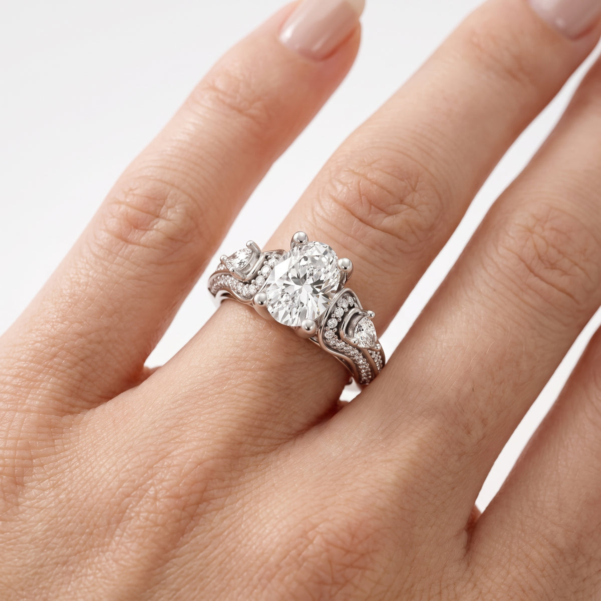 _lifestyle_image@SKU:R0328-LADO01000004W #metal_10k-white-gold+origin_lab-grown+diamond-quality_g-si+