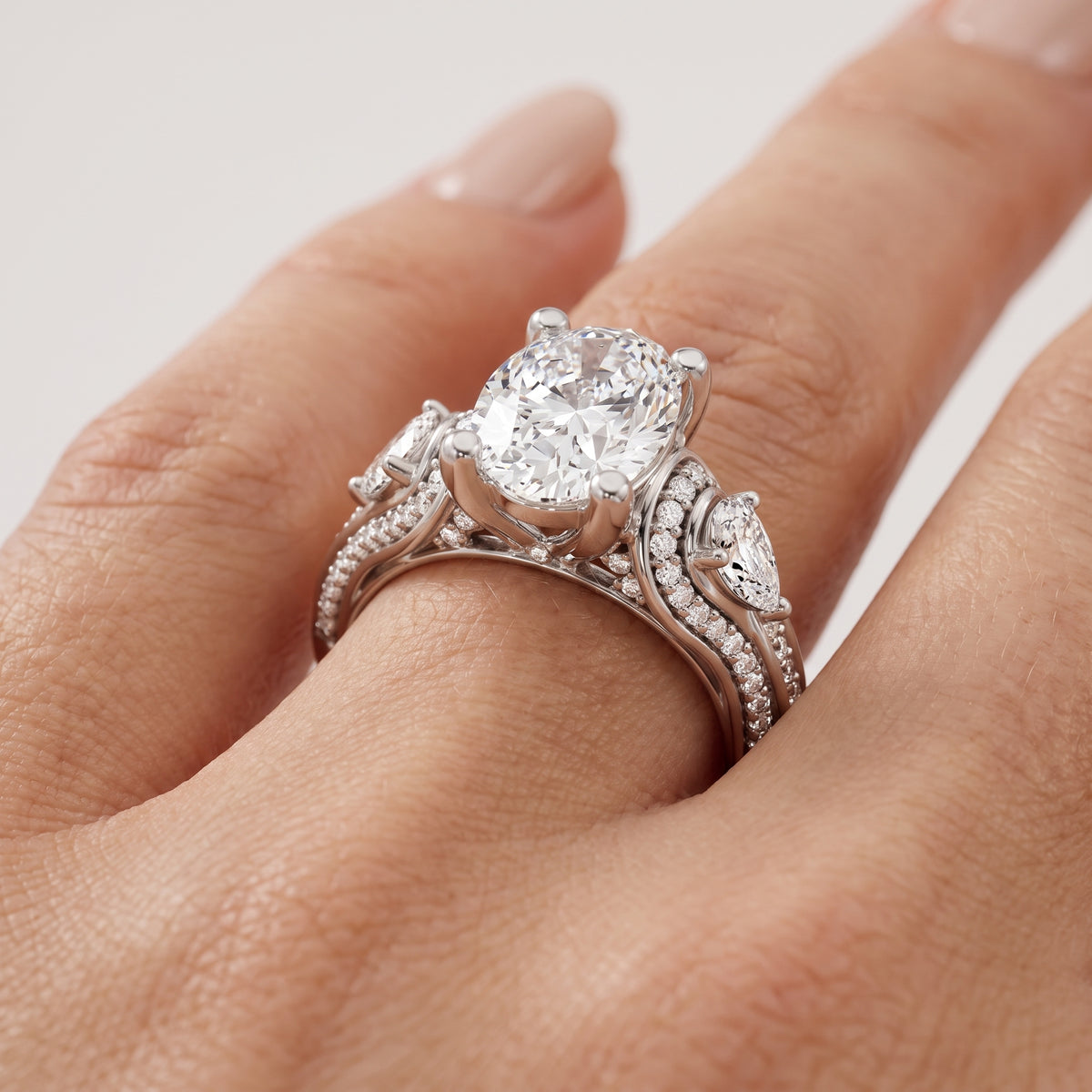 _lifestyle_image@SKU:R0328-LADO02000004W #metal_10k-white-gold+origin_lab-grown+diamond-quality_g-si+
