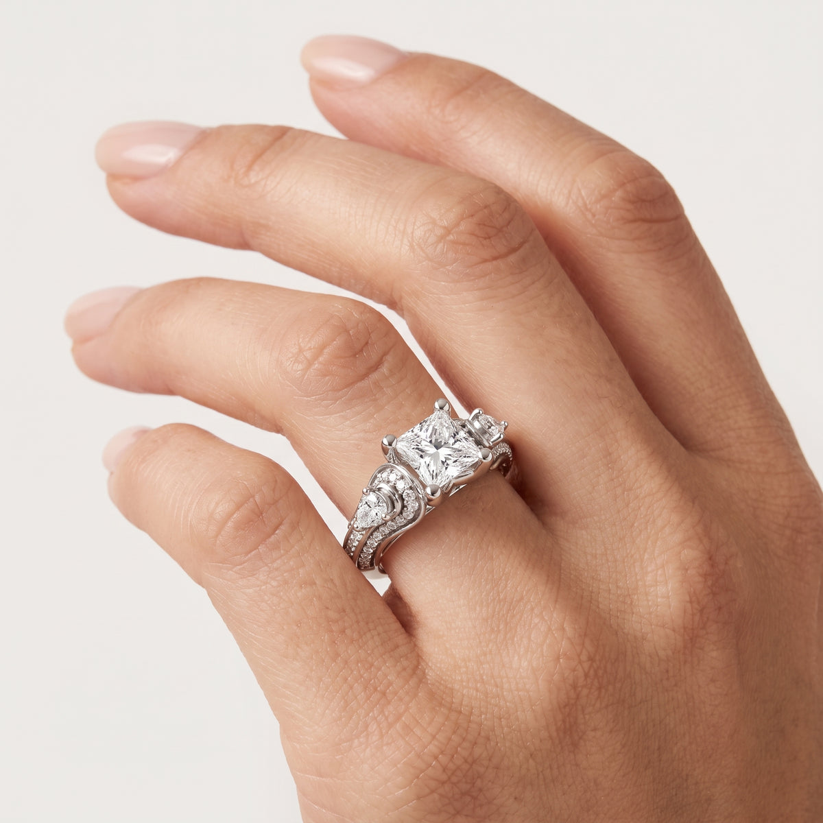 _lifestyle_image@SKU:R0328-LADP01000004W #metal_10k-white-gold+origin_lab-grown+diamond-quality_g-si+