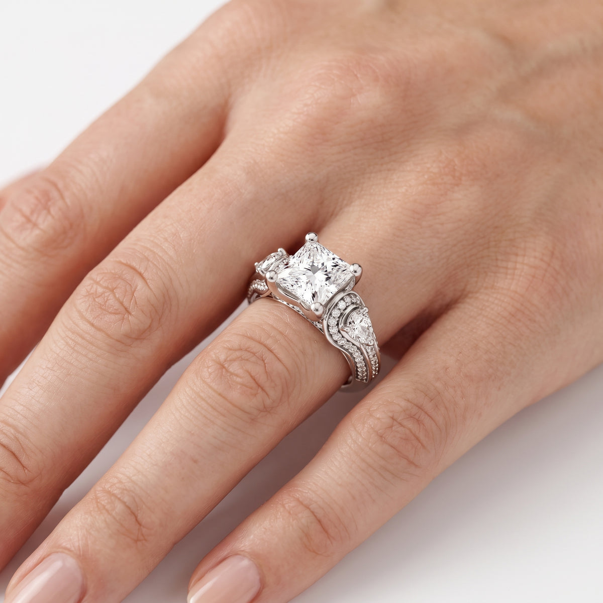 _lifestyle_image@SKU:R0328-NADP02000004W #metal_14k-white-gold+origin_lab-grown+quality_ef-vs2+