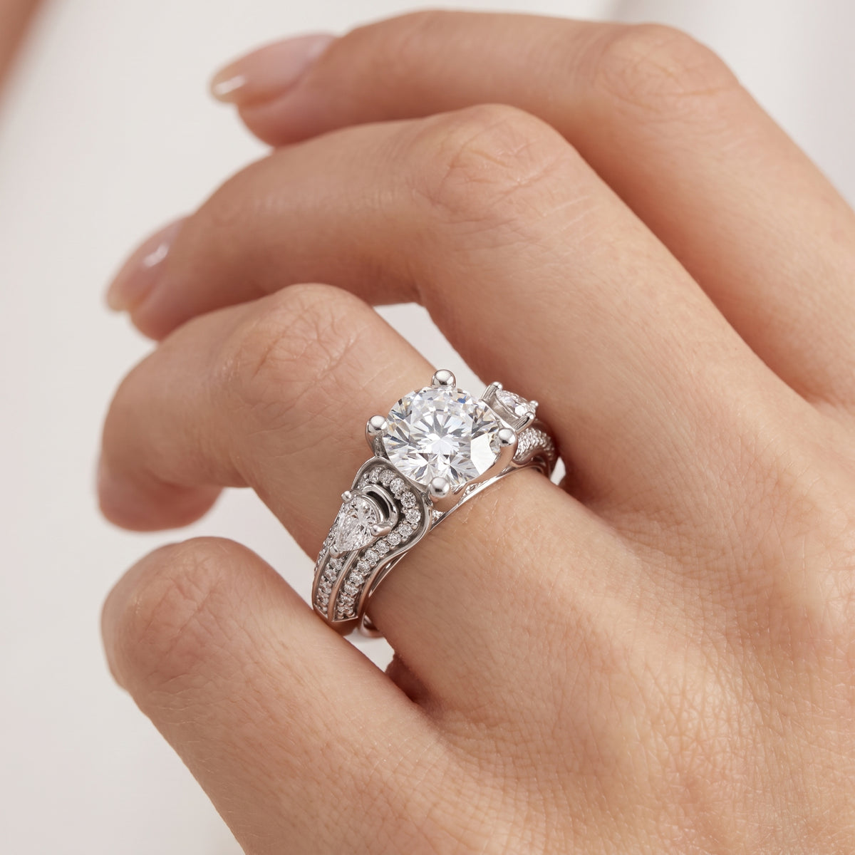 _lifestyle_image@SKU:R0328-LADR01000004W #metal_10k-white-gold+origin_lab-grown+quality_g-si