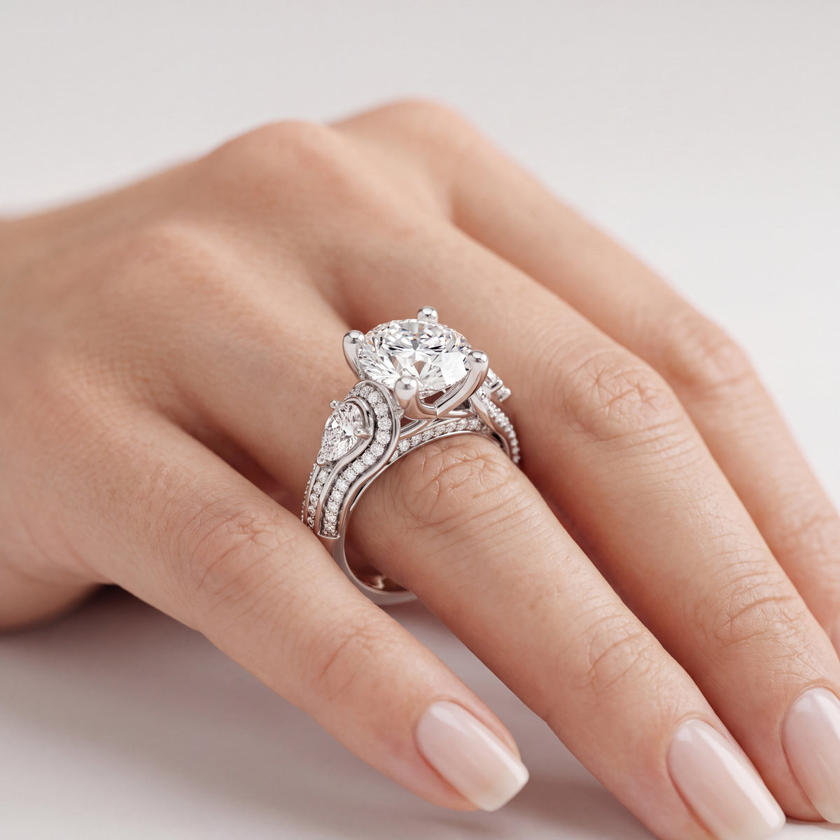 _lifestyle_image@SKU:R0328-LADR02000004W #metal_10k-white-gold+origin_lab-grown+diamond-quality_g-si+