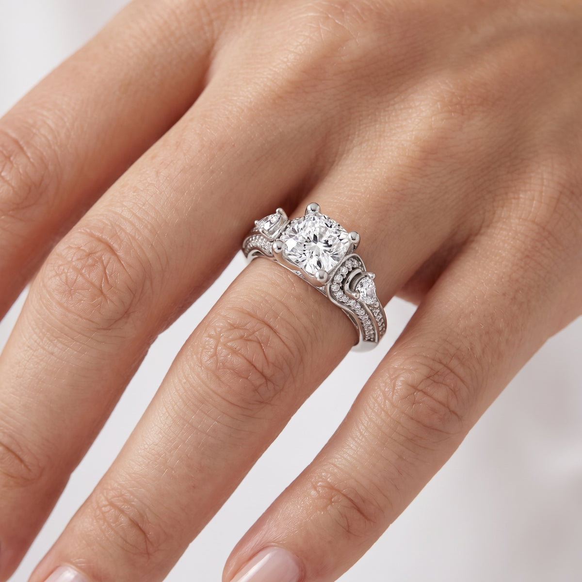 _lifestyle_image@SKU:R0328-NADC01000004W #metal_14k-white-gold+origin_lab-grown+quality_ef-vs2+