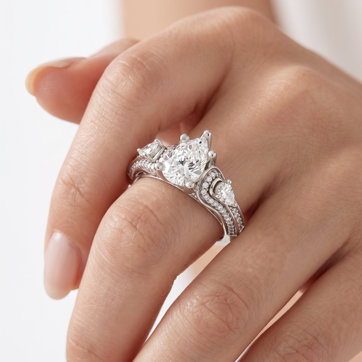 _lifestyle_image@SKU:R0328-NADD01000004W #metal_14k-white-gold+origin_lab-grown+quality_ef-vs2+